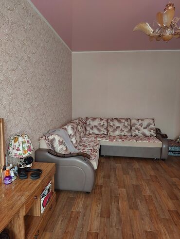 или меняю с доплатой мне: Продаю 1 комнатную квартиру,106 серии в 11 микрорайоне с мебелью. Две