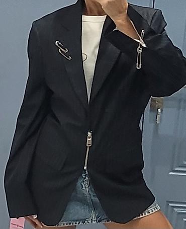 qəd: Zolaqlı qara bleizer + denim mini ətək dəsti - Bleizer: tünd boz/qara — 2
