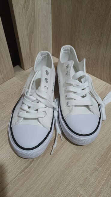 кеды обувь: Кеды белого цвета, размер 40, новые, хорошего качества, этикетка на