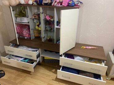 Гостиные гарнитуры: Qonaq otağı üçün şkaf. Üst hissədə olanlar divardan asılır. Satmaq