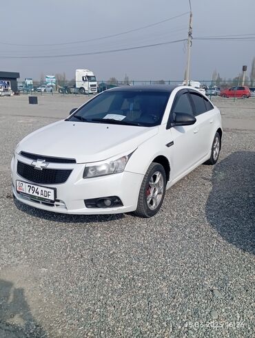 круз шевроле: Chevrolet Cruze белого цвета с черной крышей. Автомобиль оснащен