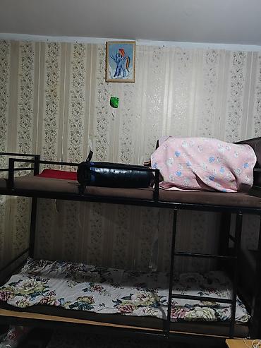 этажный крават: Двухъярусная металлическая кровать с лестницей и защитными бортиками — 1