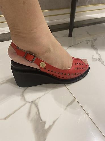 sandalet: Qadın sandaleti – qırmızı, perforasiyalı, dolğun daban - Model: Açıq — 2