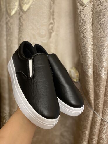 Кроссовки и спортивная обувь: Цвет - Черный, Новый