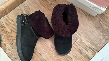 foot patch: Женские короткие угги/дутики из чёрной замши с тёплым меховым — 2