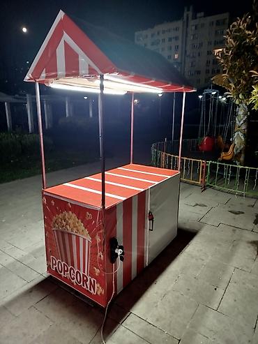 səyyar satıcı: Popkorn satışı üçün səyyar köşk - Dizayn: Qırmızı-ağ zolaqlı tent — 4