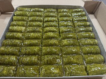 Şəkər: Bir qabda təqdim olunan yaşıl fıstıqla örtülmüş şirin baklava