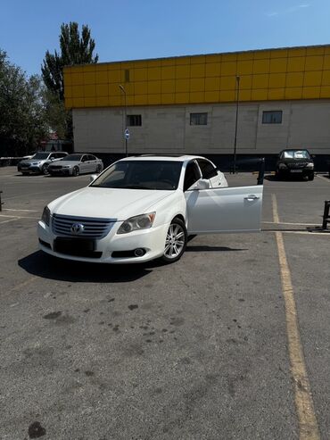 аато в рассрочку: Элегантный белый седан Toyota Avalon, идеально подходящий для