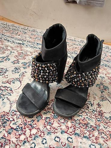 calvin klein sandale: Qadın ayaqqabısı – sandal tipli, qalın hündür dabanlı, açıq burunlu — 1