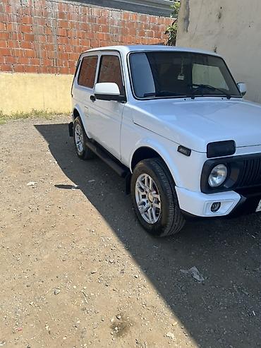 15 38 təkər: VAZ Lada Niva 3 qapılı, ağ rəngli off-road SUV - Kuzov: kompakt 3 — 2