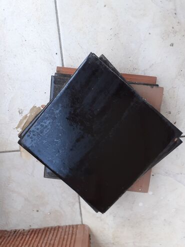 kafel metlaxi: Кафельная плитка чёрного цвета. 25 штук. Примерно 1 квадратный метр
