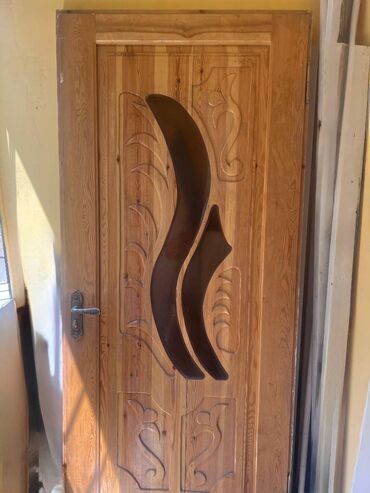 Furnitura və aksessuarlar: Ölçüləri: 95 × 210 sm Material: Quru şam ağacı Əlavələr: Zamok və
