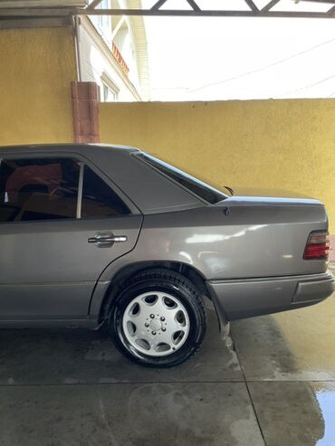 машинист башенного крана: Седан Mercedes-Benz E-Class W124 серого цвета. Автомобиль оснащен
