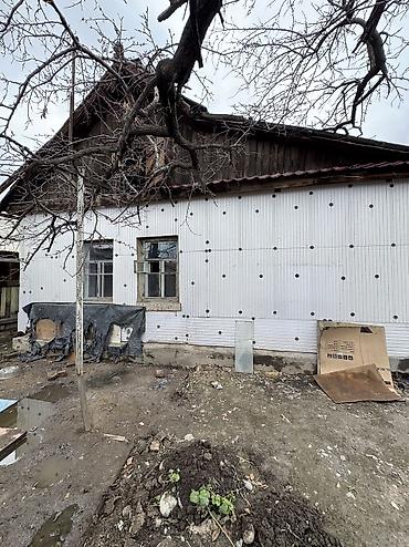 Продажа коттеджей и домов: ✨Продаётся дом в г. Бишкек, район Киркомстром✨ 📐Участок: 2,5 сотки 🏫 — 3