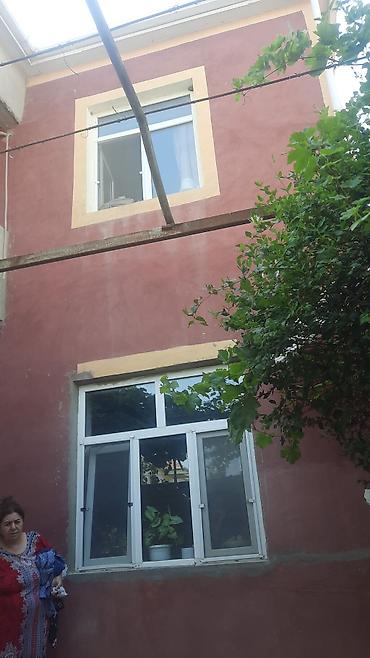 satliq evler: Həyətyanı fərdi yaşayış evi - İki mərtəbəli tikili, fasadı rəngli — 1