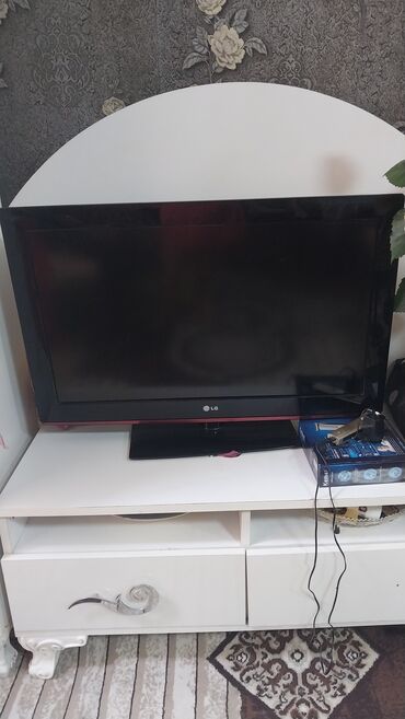 LG markalı televizor. Bu televizor qara korpusa malikdir və mərkəzində