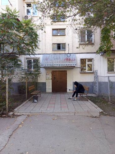 3 комнатная квартира 104 серии: 1 комната, 33 м², 104 серия, 3 этаж, Старый ремонт