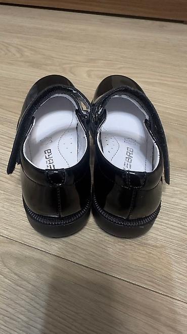Детская обувь: Детские туфли Мэри Джейн черного цвета, выполненные из лакированной — 3