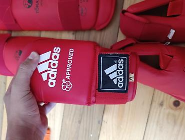 shinler: Karate üçün tam qoruyucu dəst – qırmızı rəng Tərkib: - Adidas WKF — 4