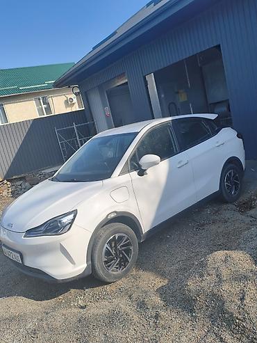 Другие автомобили: NETA V — компактный пятидверный электрический кроссовер в белом цвете — 2