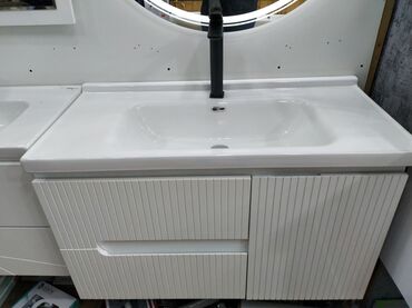 canaq metbex ucun: Ağ rəngdə, divara quraşdırılan lavabo dolabı. Dolabın qabaq hissəsində