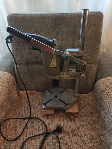 Električne bušilice: Odlično postolje-stalak za bušilicu uz pomoć koga se od obične ručne — 6