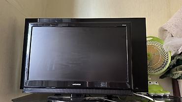 22 дюйма: ЖК-телевизор Hyundai, диагональ около 22–24". Основные — 2