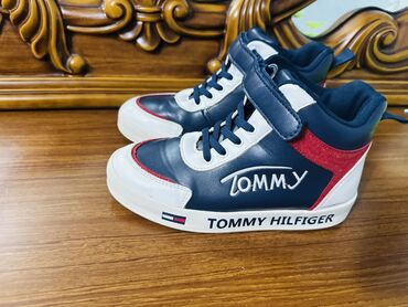 Cinslər və şalvarlar: Krossovka, Uniseks, 37, Tommy Hilfiger