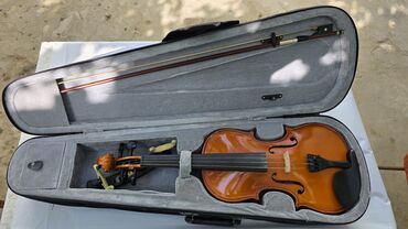 Gitaralar: Skripka 4/4 ölçülü satılır Musiqi məktəbinə gedərkən istifadə olunub