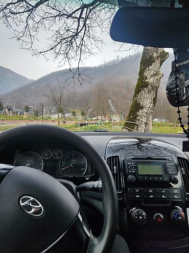 orta qol: Hyundai minivan/sedan tipli avtomobil – salon və idarəetmə hissəsi - — 1