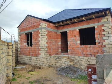 Həyət evləri və villaların satışı: Təcili Satılır : 39000 Azn

1.5 sotun içində

 Evin Ümumi sahəsi 95 kv — 2