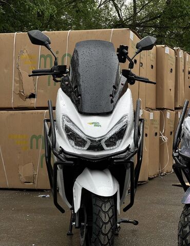 Мотоциклы и мопеды: Макси скутер 150 куб. см, Бензин