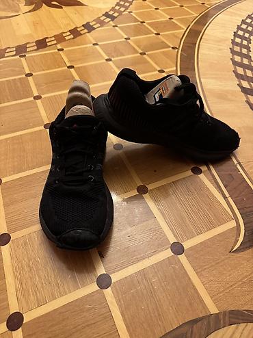Kişi ayaqqabıları: Adidas krasofqa yaxşı vəziyyətdədir. Çox rahat krasofqadl Ünvan: 28 — 4