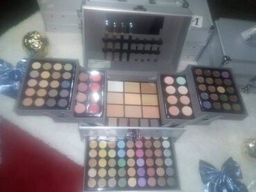 Šminka: *Miss Rose Veliki kofer sa sminkom* Sadrži: *94 senki *12 ruzeva na lalafo.rs — 8 Šminka: *Miss Rose Veliki kofer sa sminkom* Sadrži: *94 senki *12 ruzeva — 8