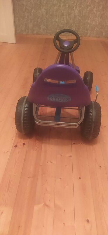 ucuz uşaq maşınları: Bənövşəyi rəngdə uşaq pedal avtomobili, uşaqların əyləncəli vaxt