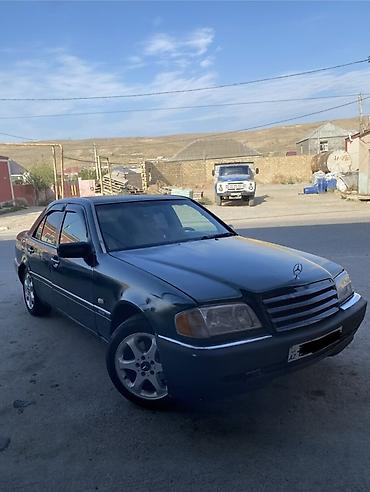 kia rio 2018: Mercedes-Benz C-Class: 1.8 l | 1995 il Sedan — 1