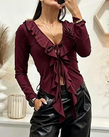 iris cuprija: Ženska bluza s volanima i dugim rukavima

Bluzica: 2100 dinara
S M L — 3