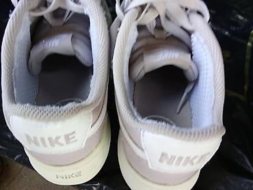 buzz patike nike: Nike kožne patike – svetloružičaste/bez ton sa belim Swoosh logom - — 2
