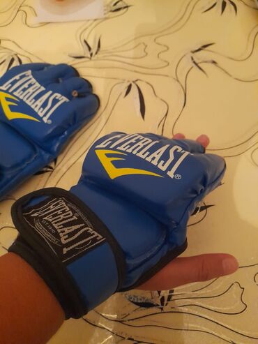 Перчатки: Everlast markalı, barmaqları açıq, göy rəngli məşq əlcəkləri. Bu