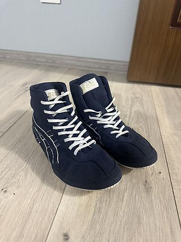 Высокие кроссовки/борцовки ASICS, темно‑синие с белыми шнурками и