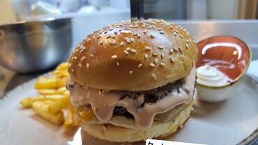 Quba Rayonu Küpçal kəndində yeni açılmış otelə Fastfood hazırlayan
