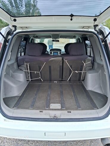 Nissan: Ağ rəngli kompakt krossover/SUV. Xüsusiyyətlər: - Kuzov: 5 qapılı — 10