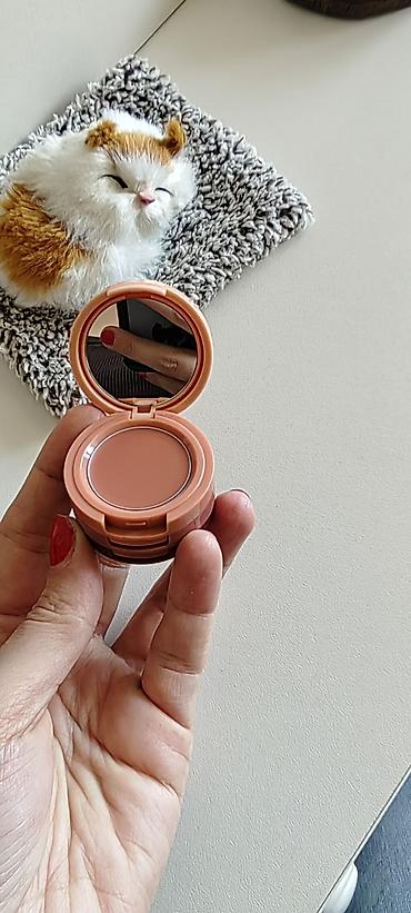 eşşək kremi: Yumru formalı qablaşdırmada kompakt krem teksturalı kosmetik məhsul — 2