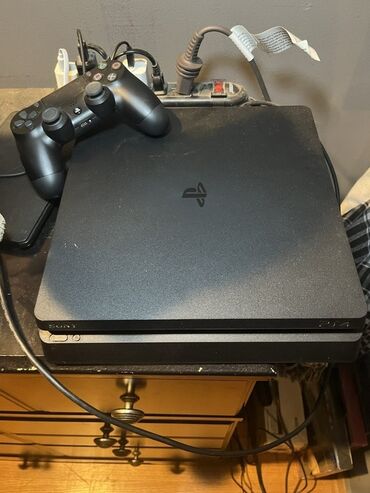 Sony PlayStation 4 Slim idealın idealıdı heç bir problemi yoxdu bir