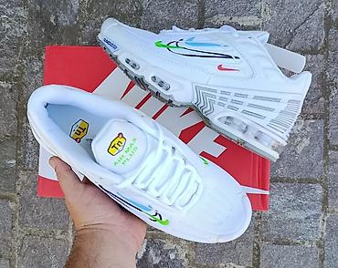 patike za more: Nike Air Max Plus / Tuned Air patike u beloj boji sa upečatljivim — 3