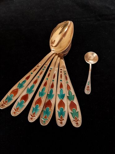 Qaşıqlar: Altı ədəd yemək qaşığı və bir ədəd balaca sous qaşığı dəsti. Hər bir