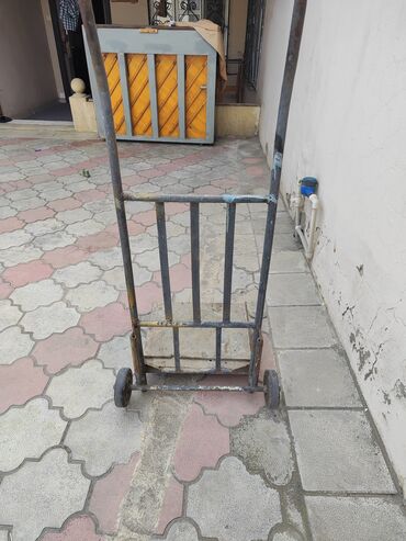 Напольные покрытия: Məhsul: İki təkərli metal yük arabası (dolly) Təsvir: - Tamamilə