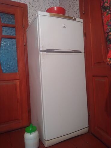 ретми 10 с: Холодильник Indesit, Б/у, Двухкамерный