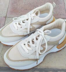 qaqa stil: Bej-ağ rəng çalarlarında idman ayaqqabısı - Stil: gündəlik/sport