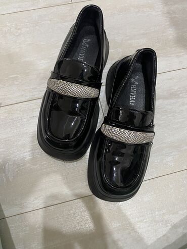 черная обувь: Продаются очень удобные лоферы,в черной расцветке 36 размер. Отдаем за